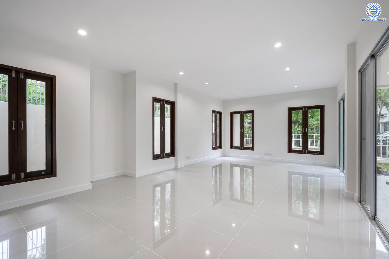 บ้านมือสองตกแต่งใหม่ โครงการ โนเบิล วานา วัชรพล ดีไซน์สุดโดดเด่น เนื้อที่ 101 ตร.ว. ฟังก์ชันจัดเต็ม 3 ห้องนอน 4 ห้องน้ำ 1 ห้องแม่บ้าน จอดรถได้ 2 คัน บนทำเลเดินทางสะดวก ใกล้เซ็นทรัลรามอินทรา, จุดขึ้นทางด่วน "สุขาภิบาล5-1" และรถไฟฟ้าสายสีชมพู "สถานีวัชรพล"